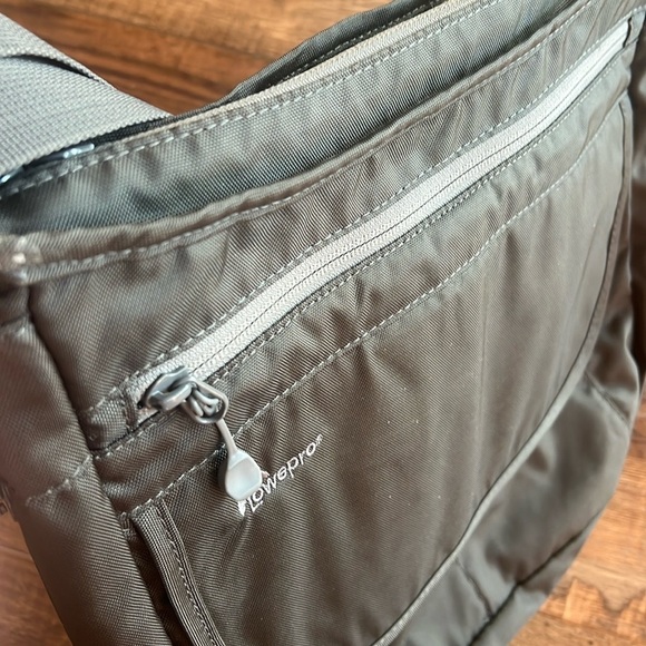 Lowepro StreamLine 250 Camera Shoulder Bag Multi-device Everyday Camera Bag - Picture 8 of 12